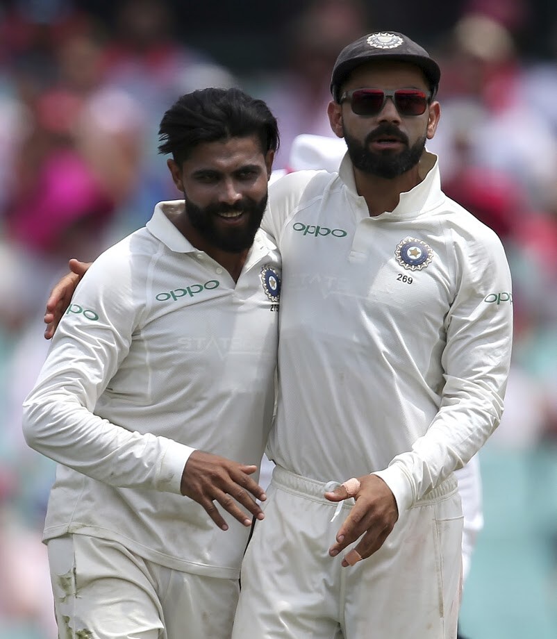 सिडनी कसोटी सामन्यात टीम इंडियाने ६२२- ७ स्कोअरवर डाव घोषित केला. तिसऱ्या दिवसाच्या पहिल्या सत्रात भारतीय गोलंदाजांचा कस लागला. लंचपर्यंत ऑस्ट्रेलियाने १२२- १ एवढा स्कोअर केला होता. यादरम्यान मार्कस हॅरिसने ७७ आणि लबुशानने १८ धावा केल्या होत्या. आज सकाळी भारतीय संघाने जसप्रीत बुमराहन आणि मोहम्मद शमीच्या गोलंदाजीने सुरुवात केली. सिडनी कसोटी सामन्यात टीम इंडियाने ६२२- ७ स्कोअरवर डाव घोषित केला. तिसऱ्या दिवसाच्या पहिल्या सत्रात भारतीय गोलंदाजांचा कस लागला. लंचपर्यंत ऑस्ट्रेलियाने १२२- १ एवढा स्कोअर केला होता. यादरम्यान मार्कस हॅरिसने ७७ आणि लबुशानने १८ धावा केल्या होत्या. आज सकाळी भारतीय संघाने जसप्रीत बुमराहन आणि मोहम्मद शमीच्या गोलंदाजीने सुरुवात केली.