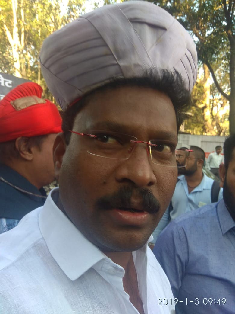 हेल्मेट घातल्याने जिवंत राहणार असं कुठे लिहलं आहे का? असे भन्नाट प्रश्न मांडत पुणेकरांनी सरकारच्या हेल्मेट सक्तीला नकार दिला आहे. हेल्मेट घातल्याने जिवंत राहणार असं कुठे लिहलं आहे का? असे भन्नाट प्रश्न मांडत पुणेकरांनी सरकारच्या हेल्मेट सक्तीला नकार दिला आहे.