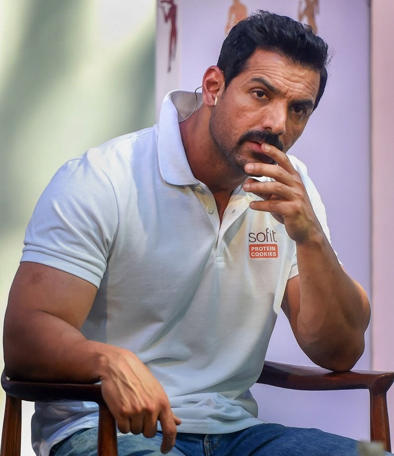 धूम आणि मद्रास कॅफेसारख्या सुपरहिट सिनेमांत काम करणाऱ्या जॉन अब्राहमने नेहमीच शिक्षणाला प्राधान्य दिलं. त्याने मुंबईतील जय हिंद कॉलेजमधून अर्थशास्त्रात ऑनर्सची डिग्री केली. यानंतर त्याने नरसीमुंजी कॉलेजमधून एमबीए केलं. जॉनलाही बिझनेस आणि अर्थशास्त्राबद्दल चांगले ज्ञान आहे. धूम आणि मद्रास कॅफेसारख्या सुपरहिट सिनेमांत काम करणाऱ्या जॉन अब्राहमने नेहमीच शिक्षणाला प्राधान्य दिलं. त्याने मुंबईतील जय हिंद कॉलेजमधून अर्थशास्त्रात ऑनर्सची डिग्री केली. यानंतर त्याने नरसीमुंजी कॉलेजमधून एमबीए केलं. जॉनलाही बिझनेस आणि अर्थशास्त्राबद्दल चांगले ज्ञान आहे.