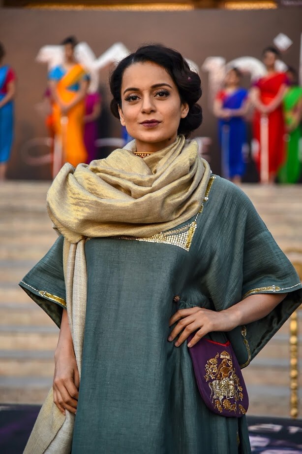 रणवीर सिंग आणि दीपिका पदुकोणचा ‘पद्मावत’ सिनेमाला विरोध केल्यामुळे चर्चेत आलेली करणी सेना पुन्हा एकदा सक्रीय झाली आहे. या सिनेमात आक्षेपार्ह विषय असून हा सिनेमा आधी आम्हाला दाखवला जावा नाही तर आम्ही तोडफोड करू. तोडफोड झाल्यास त्याला आम्ही जबाबदार असणार नाही. रणवीर सिंग आणि दीपिका पदुकोणचा ‘पद्मावत’ सिनेमाला विरोध केल्यामुळे चर्चेत आलेली करणी सेना पुन्हा एकदा सक्रीय झाली आहे. या सिनेमात आक्षेपार्ह विषय असून हा सिनेमा आधी आम्हाला दाखवला जावा नाही तर आम्ही तोडफोड करू. तोडफोड झाल्यास त्याला आम्ही जबाबदार असणार नाही.