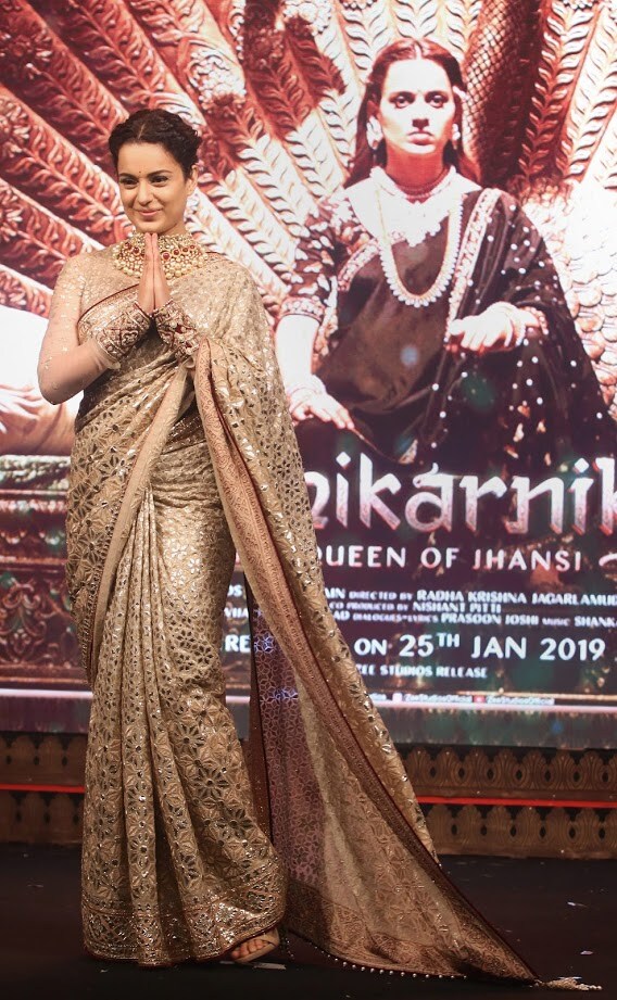 कंगना रणौतने तिचा एक फोटो सोशल मीडियावर शेअर केला. या फोटोमध्ये ती नेहमीप्रमाणे स्टनिंग लूकमध्ये दिसत आहे. ती विमानतळातून बाहेर पडतानाचा हा फोटो आहे. कंगना रणौतने तिचा एक फोटो सोशल मीडियावर शेअर केला. या फोटोमध्ये ती नेहमीप्रमाणे स्टनिंग लूकमध्ये दिसत आहे. ती विमानतळातून बाहेर पडतानाचा हा फोटो आहे.