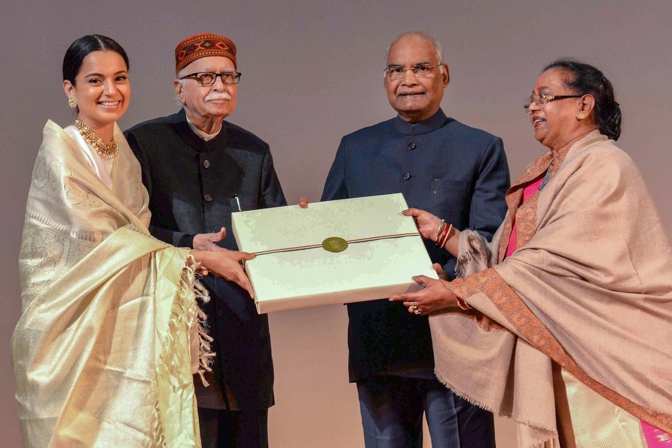 ‘करणी सेना हे सर्व फक्त मला त्रास देण्यासाठी करत आहे. जर त्यांनी हे वेळीच थांबवले नाही तर त्यांना माहीत नाहीये की मीही एक राजपूत आहे. एका एकाला मी नष्ट करेन.’ ‘करणी सेना हे सर्व फक्त मला त्रास देण्यासाठी करत आहे. जर त्यांनी हे वेळीच थांबवले नाही तर त्यांना माहीत नाहीये की मीही एक राजपूत आहे. एका एकाला मी नष्ट करेन.’
