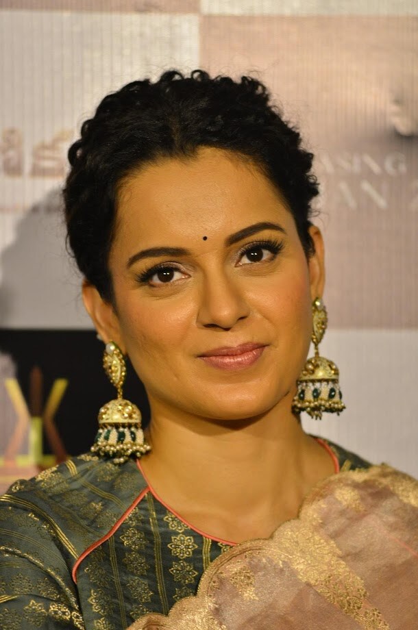 कंगना तिच्या सिनेमांसाठी जेवढी चर्चेत असते तेवढीच चर्चा तिच्या फॅशन आणि लाइफस्टाइलचीही असते. नुकताच तिचा एक फोटो सोशल मीडियावर व्हायरल झाला आहे. फोटो व्हायरल होण्याचं मुख्य कारण ती नसून तिची बॅग आहे. कंगना तिच्या सिनेमांसाठी जेवढी चर्चेत असते तेवढीच चर्चा तिच्या फॅशन आणि लाइफस्टाइलचीही असते. नुकताच तिचा एक फोटो सोशल मीडियावर व्हायरल झाला आहे. फोटो व्हायरल होण्याचं मुख्य कारण ती नसून तिची बॅग आहे.