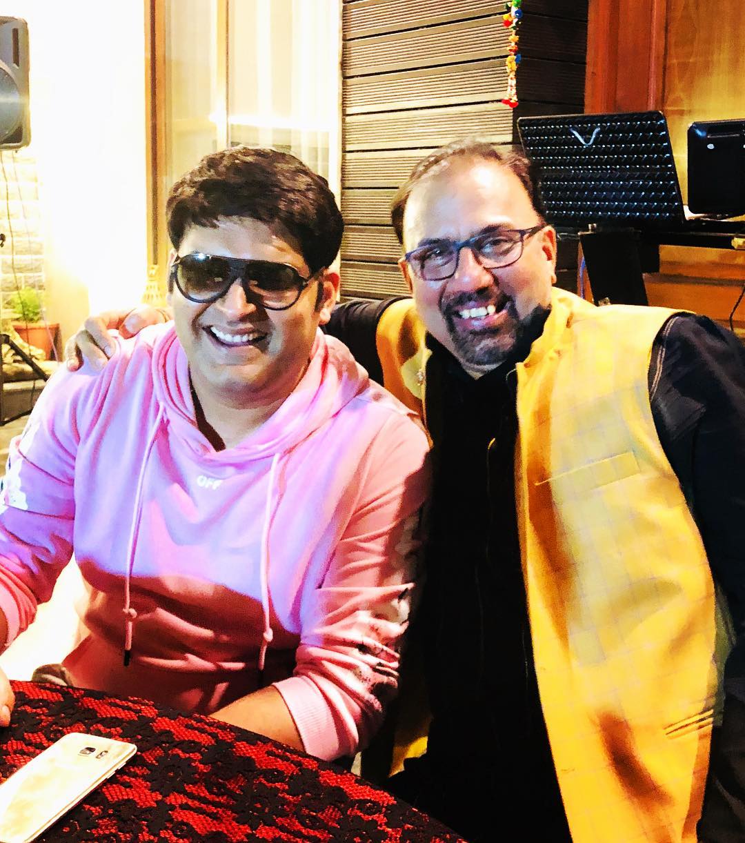 2016मध्ये कपिल जेव्हा सुनील ग्रोवर, कीकू शारदा, चंदन प्रभाकर यांच्यासोबत शो करत होता, तेव्हा त्याला प्रत्येक एपिसोडला 60 ते 60 लाख मिळत होते. आता त्याला जे पैसे मिळतायत ते खूपच कमी आहेत. 2016मध्ये कपिल जेव्हा सुनील ग्रोवर, कीकू शारदा, चंदन प्रभाकर यांच्यासोबत शो करत होता, तेव्हा त्याला प्रत्येक एपिसोडला 60 ते 60 लाख मिळत होते. आता त्याला जे पैसे मिळतायत ते खूपच कमी आहेत.