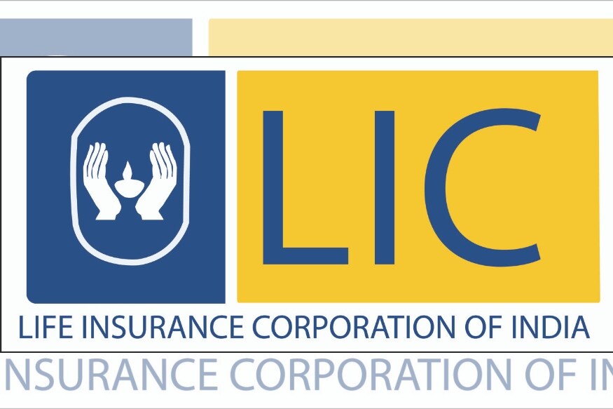 LIC च्या आणखी काही पॉलिसी- सिंगल इनडाउमेंट प्लॅन LICच्या या पॉलिसीत फक्त एकदाच प्रिमीयम भरावा लागतो. ही पॉलिसी 90 दिवसांच्या मुलांपासून 65 वर्ष वयाच्या व्यक्तीला घेता येते. हा प्लॅन 10 वर्षांच्या मुदतीचा असून यात कमीत कमी 50 हजार रुपयांची विमा पॉलिसी घेता येते. LIC च्या आणखी काही पॉलिसी- सिंगल इनडाउमेंट प्लॅन LICच्या या पॉलिसीत फक्त एकदाच प्रिमीयम भरावा लागतो. ही पॉलिसी 90 दिवसांच्या मुलांपासून 65 वर्ष वयाच्या व्यक्तीला घेता येते. हा प्लॅन 10 वर्षांच्या मुदतीचा असून यात कमीत कमी 50 हजार रुपयांची विमा पॉलिसी घेता येते.