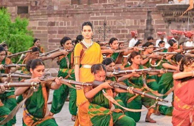 पुढे कंगना म्हणाली की, ‘दीपिकाचा ‘पिकू’ चित्रपट पाहिला आणि त्याबद्दल मी तिचं कौतुक केलं होतं. मी माझ्या पद्धतीनं प्रत्येकाचं कौतुक करत असते. सोनाक्षी सिन्हाचा ‘लुटेरा’ चित्रपट मला फार आवडला होता आणि मी त्याविषयीही तिचं अभिनंदन केलं होतं.’ पुढे कंगना म्हणाली की, ‘दीपिकाचा ‘पिकू’ चित्रपट पाहिला आणि त्याबद्दल मी तिचं कौतुक केलं होतं. मी माझ्या पद्धतीनं प्रत्येकाचं कौतुक करत असते. सोनाक्षी सिन्हाचा ‘लुटेरा’ चित्रपट मला फार आवडला होता आणि मी त्याविषयीही तिचं अभिनंदन केलं होतं.’