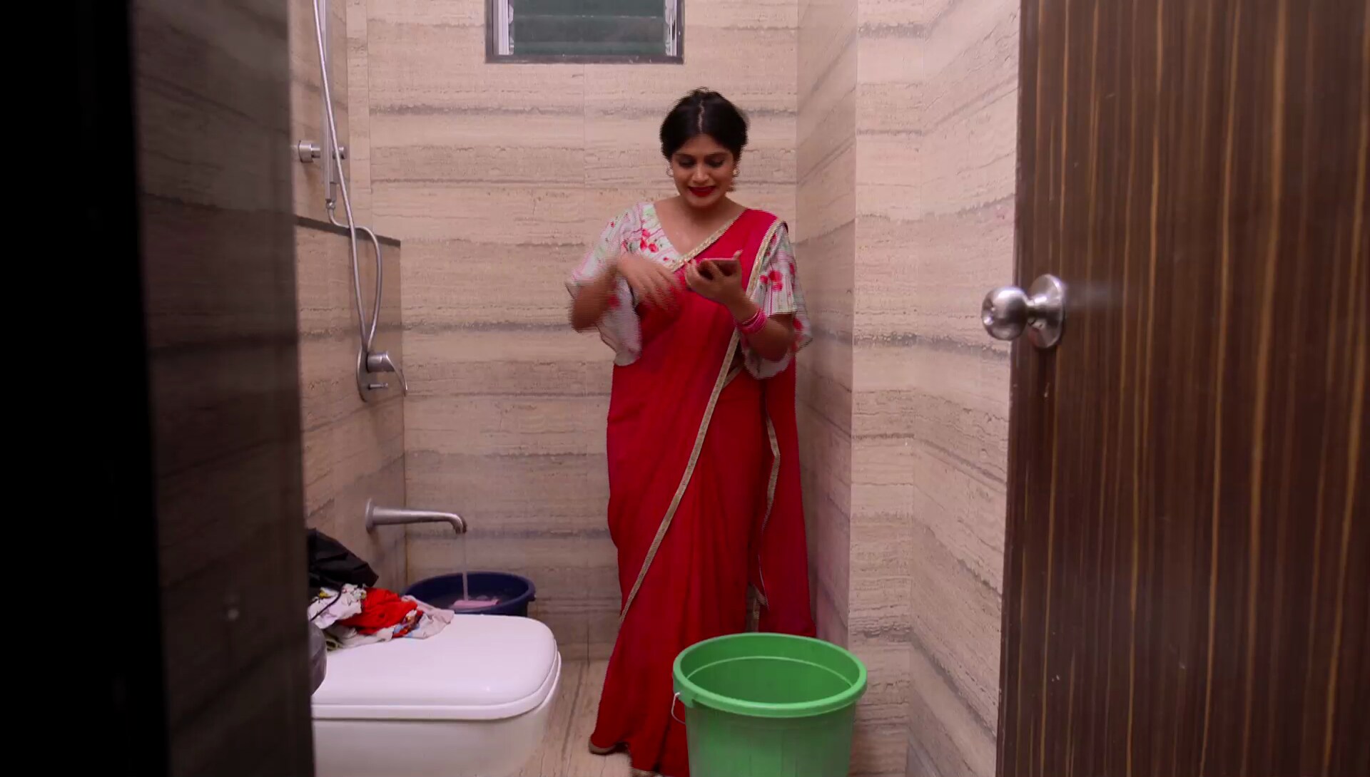 इतक्यात तिला गुरूचा फोन येतो. गुरू तिला त्याचं आॅफिस पाहायला बोलावतो. शनाया खूश होते. कसलंच भान न ठेवता ती घराबाहेर पळत सुटते. इतक्यात तिला गुरूचा फोन येतो. गुरू तिला त्याचं आॅफिस पाहायला बोलावतो. शनाया खूश होते. कसलंच भान न ठेवता ती घराबाहेर पळत सुटते.