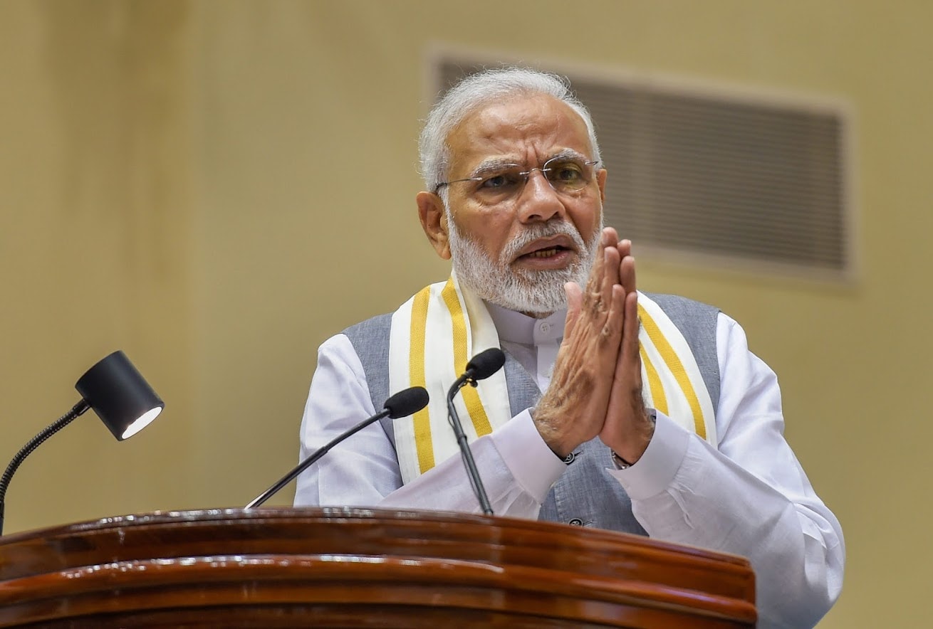 आर्थिकदृष्ट्या मागास असणाऱ्या सवर्णांनाही 10 टक्के आरक्षण देण्याचा निर्णय केंद्रीय मंत्रिमंडळाच्या बैठकीतही याआधी घेण्यात आला होता. त्यामुळे सर्व सरकारी नोकऱ्यांमध्ये सवर्णांना आरक्षण मिळू शकेल. या निर्णयाचा लाभ मिळवायचा असेल तर पुढील कागदपत्रांची आवश्यकता भासणार आहे. आर्थिकदृष्ट्या मागास असणाऱ्या सवर्णांनाही 10 टक्के आरक्षण देण्याचा निर्णय केंद्रीय मंत्रिमंडळाच्या बैठकीतही याआधी घेण्यात आला होता. त्यामुळे सर्व सरकारी नोकऱ्यांमध्ये सवर्णांना आरक्षण मिळू शकेल. या निर्णयाचा लाभ मिळवायचा असेल तर पुढील कागदपत्रांची आवश्यकता भासणार आहे.