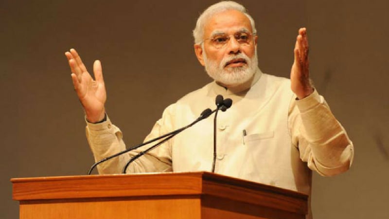 लोकसभा निवडणुक डोळ्यासमोर ठेवून मोदी सरकार येत्या काळात काही महत्त्वाचे निर्णय घेण्याची शक्यता आहे. सवर्णांना आरक्षणाच्या मुद्द्यानंतर मध्यमवर्गीयांना खुश करण्याचा प्रयत्न सरकार करत आहे. सीएनबीसी-आवाजला सूत्रांनी दिलेल्या माहितीनुसार मोदी सरकार अर्थसंकल्पात पंतप्रधान घरकुल योजनेसाठीच्या तरतुदीत 50 टक्क्यांनी वाढ करण्याची शक्यता आहे. लोकसभा निवडणुक डोळ्यासमोर ठेवून मोदी सरकार येत्या काळात काही महत्त्वाचे निर्णय घेण्याची शक्यता आहे. सवर्णांना आरक्षणाच्या मुद्द्यानंतर मध्यमवर्गीयांना खुश करण्याचा प्रयत्न सरकार करत आहे. सीएनबीसी-आवाजला सूत्रांनी दिलेल्या माहितीनुसार मोदी सरकार अर्थसंकल्पात पंतप्रधान घरकुल योजनेसाठीच्या तरतुदीत 50 टक्क्यांनी वाढ करण्याची शक्यता आहे.