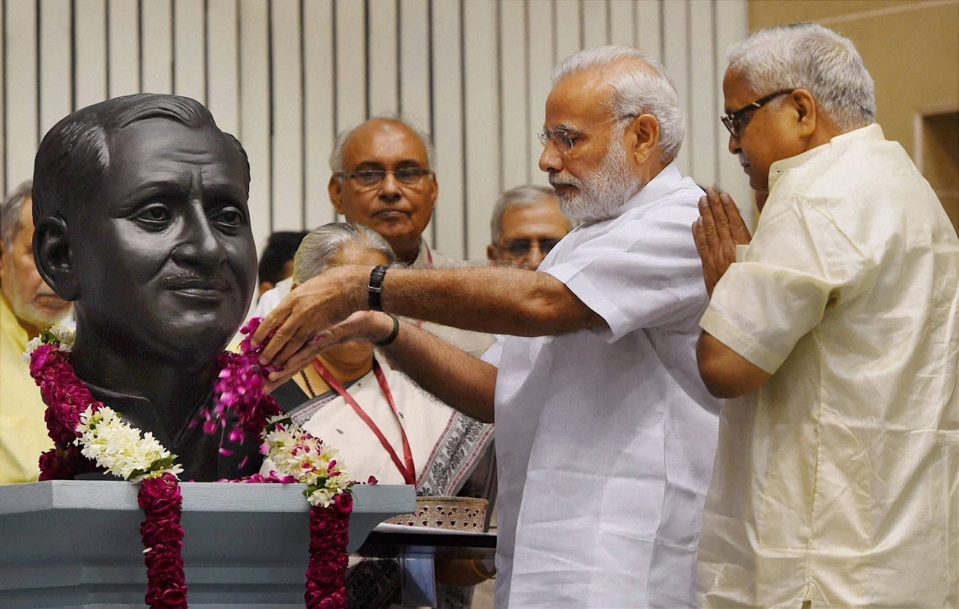 हा निर्णय घेत असताना मोदींनी संघातल्या वरिष्ठ नेत्यांशीही चर्चा केली होती. सवर्ण हा भाजपचा हक्काचा मतदार आहे त्यांच्यामध्ये नाराजीची भावना असल्याचा फिडबॅक संघानेही मोदींना दिला होता. संघाचाही ग्रीन सिग्नल असल्यामुळे निर्णय घेताना मोदींना मोठं पाठबळ मिळालं होतं. हा निर्णय घेत असताना मोदींनी संघातल्या वरिष्ठ नेत्यांशीही चर्चा केली होती. सवर्ण हा भाजपचा हक्काचा मतदार आहे त्यांच्यामध्ये नाराजीची भावना असल्याचा फिडबॅक संघानेही मोदींना दिला होता. संघाचाही ग्रीन सिग्नल असल्यामुळे निर्णय घेताना मोदींना मोठं पाठबळ मिळालं होतं.