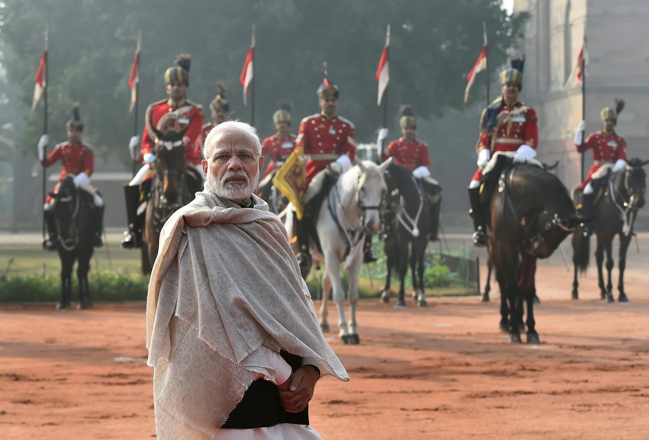 पंतप्रधान नरेंद्र मोदींची निर्णय घेण्याची खास पद्धत आहे. ते नेमका काय निर्णय घेणार आहेत हे शेवटपर्यंत कुणालाच कळू देत नाही. त्या निर्णयाबाबत ते सर्वांशी चर्चा करतात मात्र ती चर्चा ही माहितीच्या स्तरावरचीच असते. त्यामुळे त्या निर्णयाबाबत गुप्तताही राखली जाते. पंतप्रधान नरेंद्र मोदींची निर्णय घेण्याची खास पद्धत आहे. ते नेमका काय निर्णय घेणार आहेत हे शेवटपर्यंत कुणालाच कळू देत नाही. त्या निर्णयाबाबत ते सर्वांशी चर्चा करतात मात्र ती चर्चा ही माहितीच्या स्तरावरचीच असते. त्यामुळे त्या निर्णयाबाबत गुप्तताही राखली जाते.
