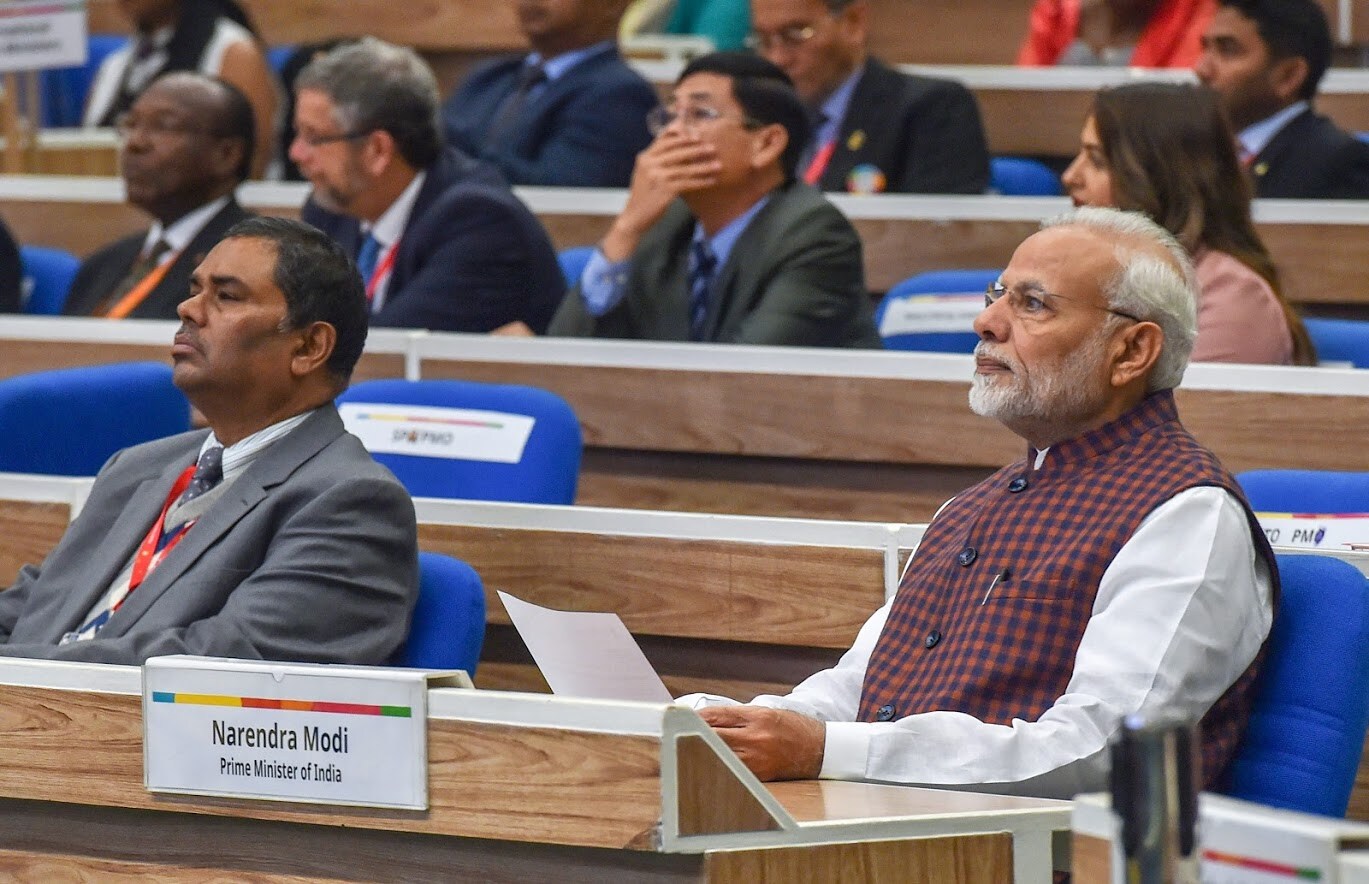 गरीब सवर्णांना 10 टक्के आरक्षण देण्याचा निर्णय घेण्याचं ठरवल्यानंतर गेली चार दिवस पंतप्रधान कार्यालयात मॅरेथॉन बैठकांचं सत्र सुरू झालं. प्रत्येक मुद्यांवर विचार केला गेला. त्याचे राजकीय, सामाजिक आणि आर्थिक परिणाम काय होतील याचा आढावा ज्येष्ठ अधिकारी घेत होते. गरीब सवर्णांना 10 टक्के आरक्षण देण्याचा निर्णय घेण्याचं ठरवल्यानंतर गेली चार दिवस पंतप्रधान कार्यालयात मॅरेथॉन बैठकांचं सत्र सुरू झालं. प्रत्येक मुद्यांवर विचार केला गेला. त्याचे राजकीय, सामाजिक आणि आर्थिक परिणाम काय होतील याचा आढावा ज्येष्ठ अधिकारी घेत होते.