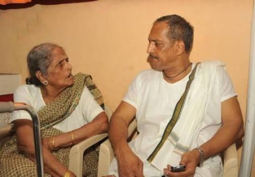 नाना आपल्या आईच्या किती जवळ आहेत हे त्यांनी वेळोवेळी कार्यक्रमातून सांगितलं. फक्त आईला आनंद मिळावा म्हणून त्यांनी घरात गणपती बसवायला सुरुवात केली होती. नाना आपल्या आईच्या किती जवळ आहेत हे त्यांनी वेळोवेळी कार्यक्रमातून सांगितलं. फक्त आईला आनंद मिळावा म्हणून त्यांनी घरात गणपती बसवायला सुरुवात केली होती.