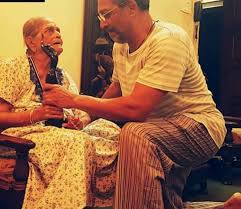त्यांना ही बातमी कळताच ते तातडीने घरी पोहोचले. नाना यांच्या वडीलांच गजानन पाटेकर यांचं नाना २८ वर्षांचे असताना निधन झालं. त्यांना ही बातमी कळताच ते तातडीने घरी पोहोचले. नाना यांच्या वडीलांच गजानन पाटेकर यांचं नाना २८ वर्षांचे असताना निधन झालं.