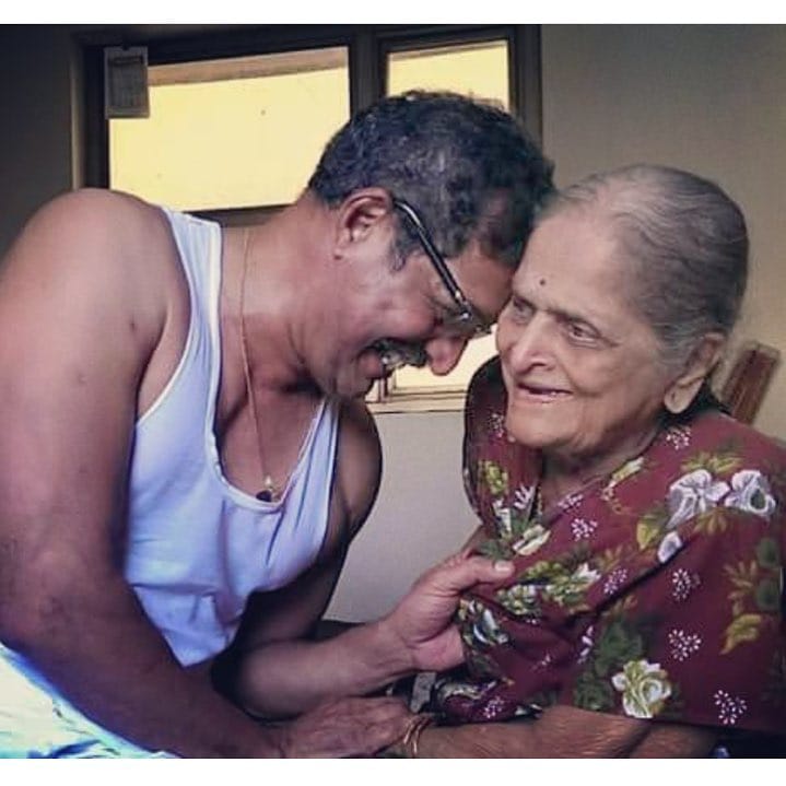 नाना पाटेकर यांच्या आई निर्मला पाटेकर यांनी मंगळवारी २९ जानेवारीला सकाळी अखेरचा श्वास घेतला. त्या ९९ वर्षांच्या होत्या. मंगळवारीच त्यांच्यावर ओशिवरा येथील स्मशानभूमीत अंतिम संस्कार करण्यात आले. नाना पाटेकर यांच्या आई निर्मला पाटेकर यांनी मंगळवारी २९ जानेवारीला सकाळी अखेरचा श्वास घेतला. त्या ९९ वर्षांच्या होत्या. मंगळवारीच त्यांच्यावर ओशिवरा येथील स्मशानभूमीत अंतिम संस्कार करण्यात आले.