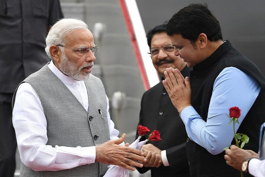 काँग्रेस आणि शिवसेनेच्या या हत्याराला आपलं शस्त्र बनवत मोदींनी 'मी देशाची राखणदारी करणार नाही तर कोण करणार' असा उलट पलटवार केला आहे. काँग्रेस आणि शिवसेनेच्या या हत्याराला आपलं शस्त्र बनवत मोदींनी 'मी देशाची राखणदारी करणार नाही तर कोण करणार' असा उलट पलटवार केला आहे.