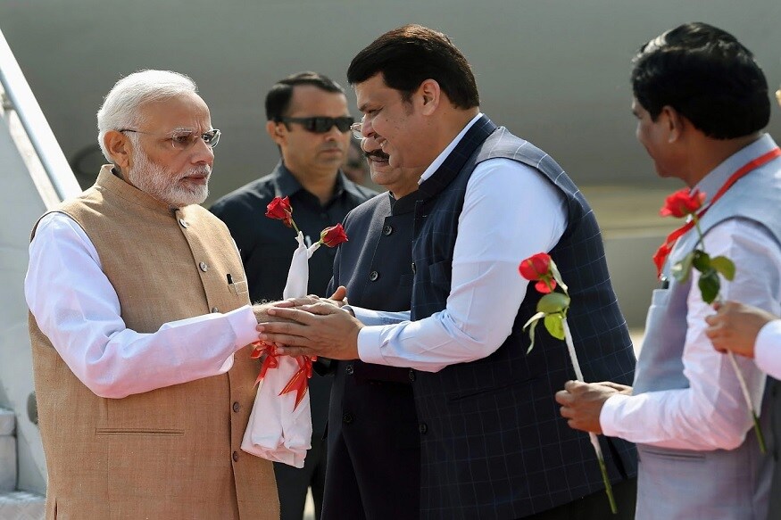 सोलापूरमध्ये दौऱ्यावेळी आयोजित जाहीर सभेत मोदींनी पहिल्यांदा 'चौकीदार'च्या मुद्द्यावर आक्रमक भाषण केलं. सोलापूरमध्ये दौऱ्यावेळी आयोजित जाहीर सभेत मोदींनी पहिल्यांदा 'चौकीदार'च्या मुद्द्यावर आक्रमक भाषण केलं.