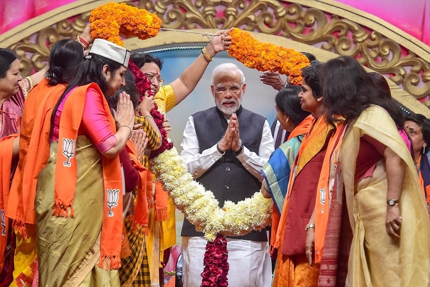 ज्या राफेल प्रकरणावरून काँग्रेस मोदींवर 'चौकीदार चोर है' असा आरोप करत आहे. त्यांच्याशी मिशेलमामांचं कनेक्शन काय?' असा प्रश्न मोदींनी यावेळी उपस्थित केला. ज्या राफेल प्रकरणावरून काँग्रेस मोदींवर 'चौकीदार चोर है' असा आरोप करत आहे. त्यांच्याशी मिशेलमामांचं कनेक्शन काय?' असा प्रश्न मोदींनी यावेळी उपस्थित केला.