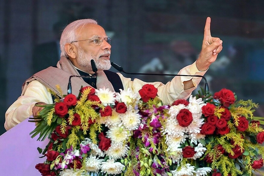पंतप्रधान नरेंद्र मोदींनी सोलापुरातील विकासकामांच्या उद्धाटनावेळी काँग्रेसवर राफेलच्या मुद्द्यावरून जोरदार पलटवार केला. पंतप्रधान नरेंद्र मोदींनी सोलापुरातील विकासकामांच्या उद्धाटनावेळी काँग्रेसवर राफेलच्या मुद्द्यावरून जोरदार पलटवार केला.