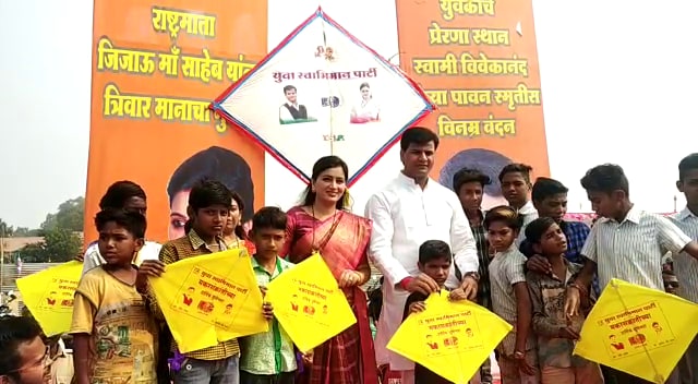 आज या महोत्सवात पतंग महोत्सवाचे आयोजन करण्यात आले होते. या पतंग महोत्सवात लहान मुलांना पंतग वाटप करण्यात आले होते. आज या महोत्सवात पतंग महोत्सवाचे आयोजन करण्यात आले होते. या पतंग महोत्सवात लहान मुलांना पंतग वाटप करण्यात आले होते.