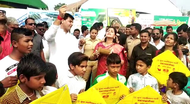 अमरावतीतील बडनेरा अमरावती मतदार संघाचे आमदार रवी राणा यांच्या युवा स्वाभिमान पक्षाच्या वतीने गेल्या 4 दिवसांपासून कृषी महोत्सवाचे आयोजन करण्यात आले होते. अमरावतीतील बडनेरा अमरावती मतदार संघाचे आमदार रवी राणा यांच्या युवा स्वाभिमान पक्षाच्या वतीने गेल्या 4 दिवसांपासून कृषी महोत्सवाचे आयोजन करण्यात आले होते.
