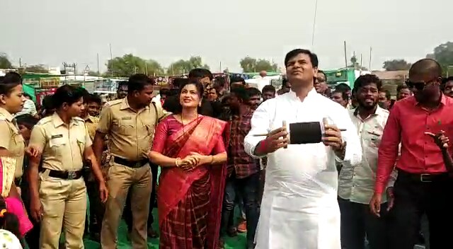 नुकतेच मेळघाटातील मुन्ना शेलुकर हे तवांग येथे शहीद झाले. त्यांच्या नावाने सुद्धा पतंग उडवून श्रद्धांजली देण्यात आली. नुकतेच मेळघाटातील मुन्ना शेलुकर हे तवांग येथे शहीद झाले. त्यांच्या नावाने सुद्धा पतंग उडवून श्रद्धांजली देण्यात आली.
