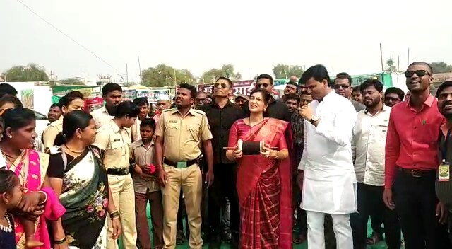 आपण सतत जनतेच्या समस्यांसाठी काम करत असून, केवळ निवडणूक आली म्हणून काही लोकं सारखं बाहेर निघत नाही, असा टोला नवनीत राणा यांनी शिवसेनेचे खासदार आनंद अडसूळ यांचे नाव न घे लगावला. आपण सतत जनतेच्या समस्यांसाठी काम करत असून, केवळ निवडणूक आली म्हणून काही लोकं सारखं बाहेर निघत नाही, असा टोला नवनीत राणा यांनी शिवसेनेचे खासदार आनंद अडसूळ यांचे नाव न घे लगावला.