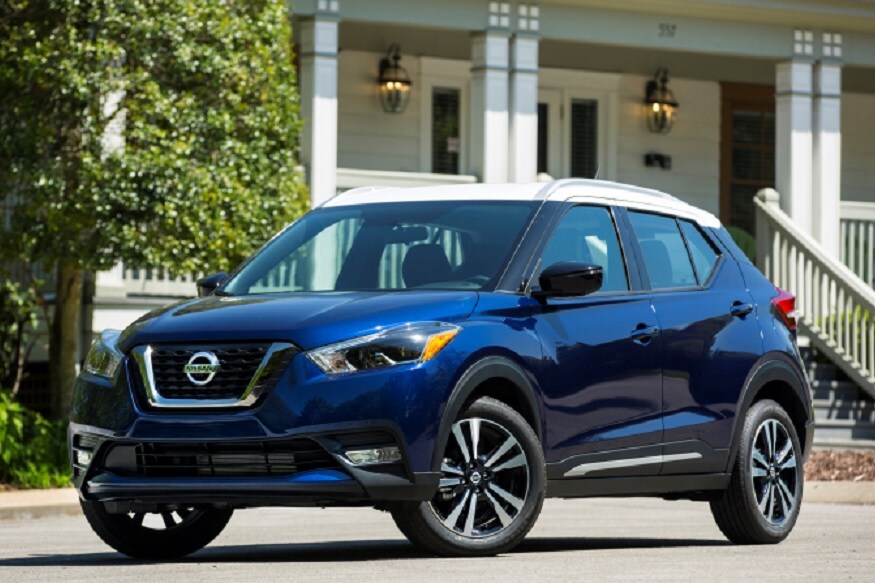 2018 Nissan Kicks : जपानची कार निर्माता कंपनी निसान (Nissan) या वर्षी भारतीय बाजारात वर्चस्व सिद्ध करण्यासाठी आपले नवे माॅडेल घेऊन आली आहे. याच महिन्यात Nissan Kicks हे नवे माॅडेल लाँच होण्याची शक्यता आहे. परंतु, याबद्दल अधिकृत तारीख ठरलेली नाही. नव्या Nissan Kicks बद्दल सांगायचं झालं तर, या कारचे इंजिन हे 1.6 लीटर पेट्रोल असणार आहे. यात 4-सिलेंडर असले आणि 103 bhp इतकी पाॅवर निर्माण होईल. या कारची किंमतही तशी खास असणार आहे. दमदार फिचर्समुळे या कारची किंमत 10 ते 16 लाखांच्या घरात असण्याची शक्यता आहे. Nissan Kicks ही हुंदाई क्रेटा आणि रेनो कॅप्चरला टक्कर देण्यासाठी बाजारात येणार आहे. 2018 Nissan Kicks : जपानची कार निर्माता कंपनी निसान (Nissan) या वर्षी भारतीय बाजारात वर्चस्व सिद्ध करण्यासाठी आपले नवे माॅडेल घेऊन आली आहे. याच महिन्यात Nissan Kicks हे नवे माॅडेल लाँच होण्याची शक्यता आहे. परंतु, याबद्दल अधिकृत तारीख ठरलेली नाही. नव्या Nissan Kicks बद्दल सांगायचं झालं तर, या कारचे इंजिन हे 1.6 लीटर पेट्रोल असणार आहे. यात 4-सिलेंडर असले आणि 103 bhp इतकी पाॅवर निर्माण होईल. या कारची किंमतही तशी खास असणार आहे. दमदार फिचर्समुळे या कारची किंमत 10 ते 16 लाखांच्या घरात असण्याची शक्यता आहे. Nissan Kicks ही हुंदाई क्रेटा आणि रेनो कॅप्चरला टक्कर देण्यासाठी बाजारात येणार आहे.