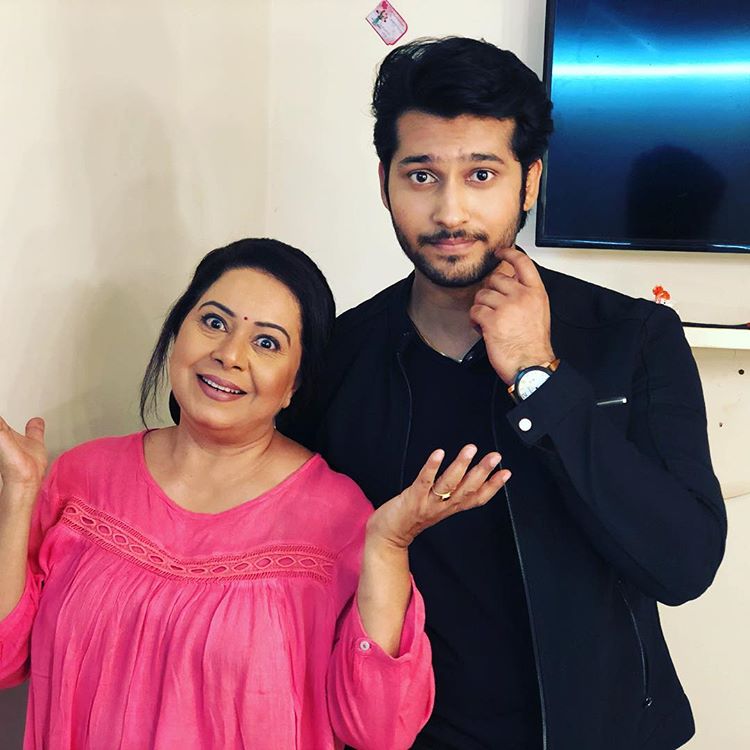 ‘मैं मायके चली जाउंगी’ मालिकेच्या सेटवर अभिनेता नमिश तनेजाच्या खऱ्या आयुष्यात त्याला हिरो होण्याची संधी मिळाली. जर नमिश योग्यवेळी निर्णय घेतला नसता तर त्याची सहकलाकार नीलू वाघेला यांचा मोठा अपघात झाला असता. ‘मैं मायके चली जाउंगी’ मालिकेच्या सेटवर अभिनेता नमिश तनेजाच्या खऱ्या आयुष्यात त्याला हिरो होण्याची संधी मिळाली. जर नमिश योग्यवेळी निर्णय घेतला नसता तर त्याची सहकलाकार नीलू वाघेला यांचा मोठा अपघात झाला असता.