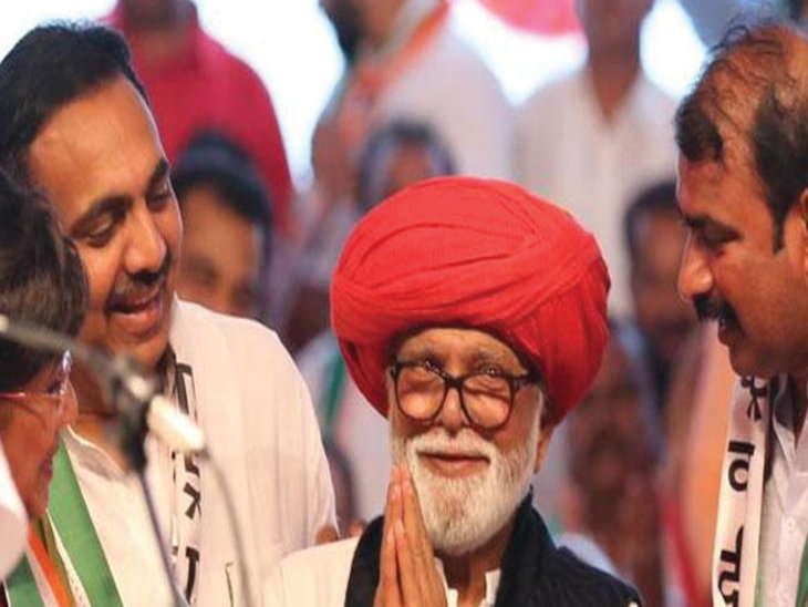 पवार आणि छगन भुजबळ यांची पुणेरी पगडीविरोधातली ही जाहीर भूमिका जाताधारित पगडी पॉलिटिक्स म्हणून गाजली होती. पवार आणि छगन भुजबळ यांची पुणेरी पगडीविरोधातली ही जाहीर भूमिका जाताधारित पगडी पॉलिटिक्स म्हणून गाजली होती.