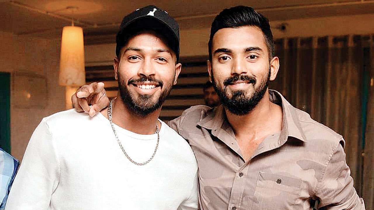 क्रिकेटपटू हार्दिक पांड्या आणि के एल राहुल यांना क्रिकेट नियामक मंडळाने (BCCI)कारणे दाखवा नोटीस बजावली आहे. क्रिकेटपटू हार्दिक पांड्या आणि के एल राहुल यांना क्रिकेट नियामक मंडळाने (BCCI)कारणे दाखवा नोटीस बजावली आहे.