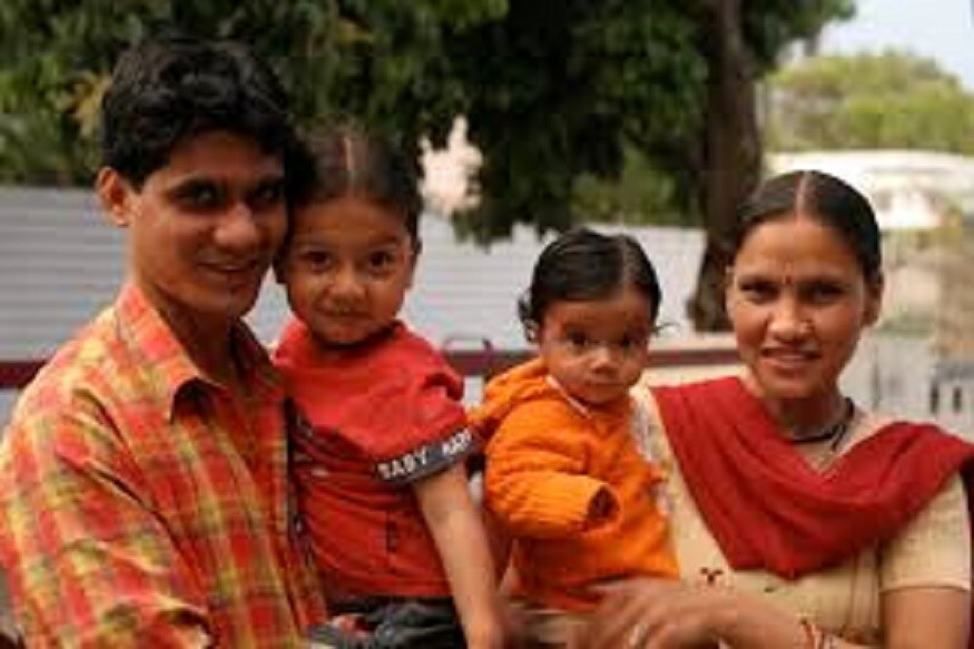 पहिल्या अपत्याला वाढवता वाढवता पालक कंटाळतात. त्यामुळे दुसऱ्या बाळाकडे तेवढं लक्ष दिलं जात नाही. पहिल्या अपत्याला वाढवता वाढवता पालक कंटाळतात. त्यामुळे दुसऱ्या बाळाकडे तेवढं लक्ष दिलं जात नाही.