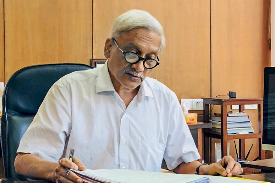 भाजपचे ज्येष्ठ नेते मनोहर पर्रिकर गेल्या काही काळापासून चर्चेत आहेत. पर्रिकर गेले काही महिन्यांपासून आजारांवर उपचार घेत आहेत. अनेक दिवसांनी ते विधानसभेत परतले. भाजपचे ज्येष्ठ नेते मनोहर पर्रिकर गेल्या काही काळापासून चर्चेत आहेत. पर्रिकर गेले काही महिन्यांपासून आजारांवर उपचार घेत आहेत. अनेक दिवसांनी ते विधानसभेत परतले.