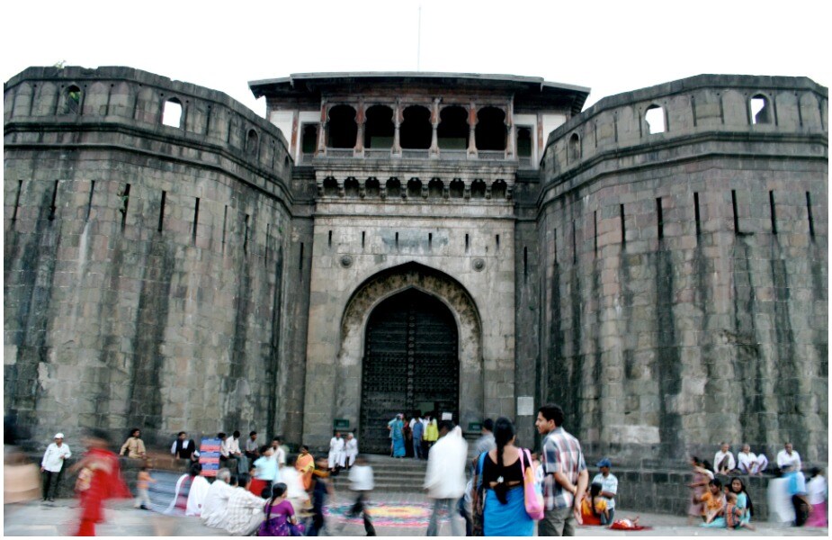 पुण्याची ओळख असलेला शनिवारवाडा सर्वांनाच माहिती आहे. परंतु, हा शनिवारवाडा जितका सुंदर आहे, तितका भयावहही आहे. यामागे एक कथा अशी आहे की, या वाड्यात राहणाऱ्या राजकुमाराची हत्या त्याच्याच पत्नी आणि नातेवाईकांनी केली होती. आजही या राजकुमाराची आत्मा या वाड्यात भटकत असते. संध्याकाळनंतर या ठिकाणी जाण्यास मनाई आहे. पुण्याची ओळख असलेला शनिवारवाडा सर्वांनाच माहिती आहे. परंतु, हा शनिवारवाडा जितका सुंदर आहे, तितका भयावहही आहे. यामागे एक कथा अशी आहे की, या वाड्यात राहणाऱ्या राजकुमाराची हत्या त्याच्याच पत्नी आणि नातेवाईकांनी केली होती. आजही या राजकुमाराची आत्मा या वाड्यात भटकत असते. संध्याकाळनंतर या ठिकाणी जाण्यास मनाई आहे.