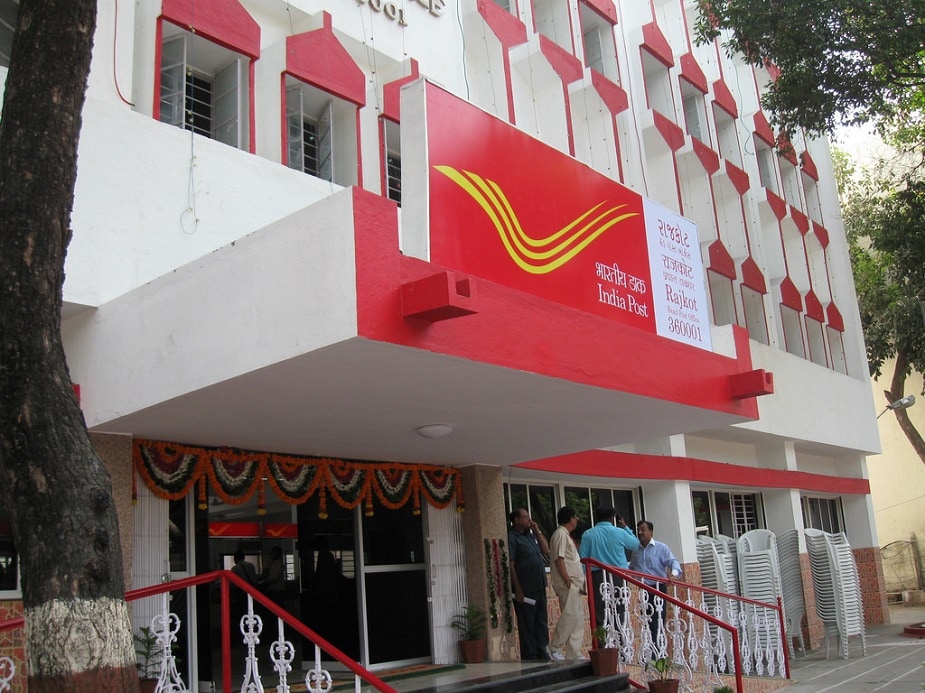 या योजनेनंतर नंबर लागतो तो मंथली इन्कम स्कीमचा. यात 2056 कोटी रुपये जमा आहेत, ज्यावर कोणीही आपल हक्क सांगितला नाही. ही रक्कमही पोस्टाकडेच आहे. अशाच पद्धतीने एनएससीमध्येही 1888 कोटी रुपये आहेत. या योजनेनंतर नंबर लागतो तो मंथली इन्कम स्कीमचा. यात 2056 कोटी रुपये जमा आहेत, ज्यावर कोणीही आपल हक्क सांगितला नाही. ही रक्कमही पोस्टाकडेच आहे. अशाच पद्धतीने एनएससीमध्येही 1888 कोटी रुपये आहेत.