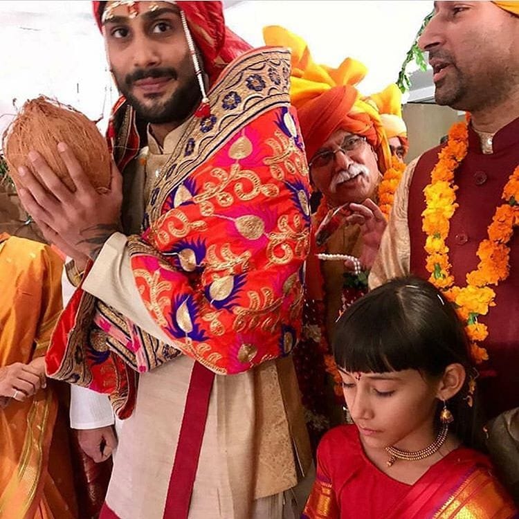लग्नावेळी प्रतीकने क्रिम रंगाचा कुर्ता आणि पायजमा घातला होता. तर सान्याने पिवळ्या रंगाची साडी नेसली होती तर लाल रंगाचा शेला घेतला होता. लग्नावेळी प्रतीकने क्रिम रंगाचा कुर्ता आणि पायजमा घातला होता. तर सान्याने पिवळ्या रंगाची साडी नेसली होती तर लाल रंगाचा शेला घेतला होता.