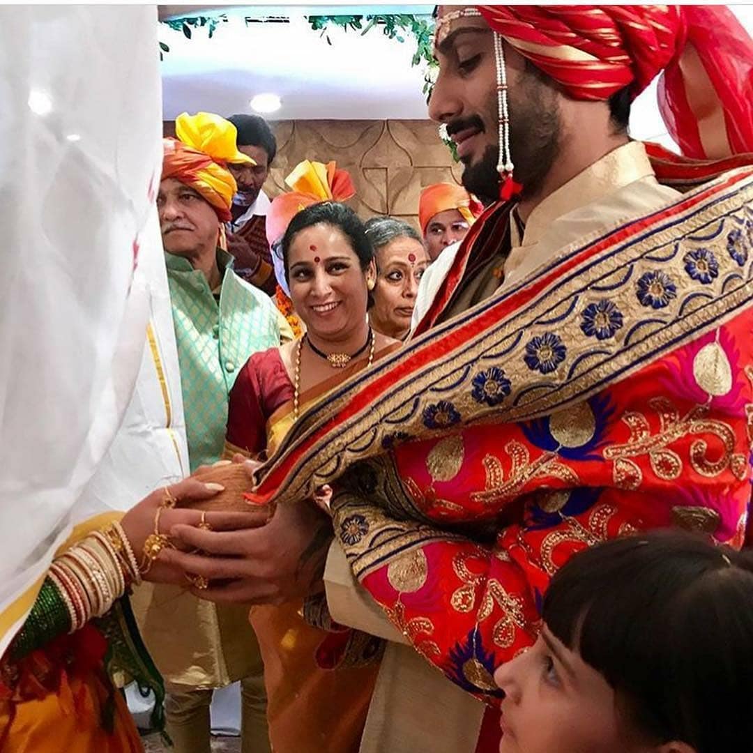 स्मिता यांच्या आई- बाबांनी पुढे प्रतीकचा सांभाळ केला. मात्र लग्नासारख्या आयुष्यातील महत्त्वाच्या क्षणी प्रतीकने आईच्या आठवणीत मराठमोळ्या पद्धतीने लग्न केलं. स्मिता यांच्या आई- बाबांनी पुढे प्रतीकचा सांभाळ केला. मात्र लग्नासारख्या आयुष्यातील महत्त्वाच्या क्षणी प्रतीकने आईच्या आठवणीत मराठमोळ्या पद्धतीने लग्न केलं.