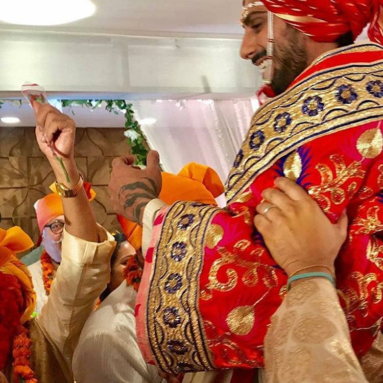 प्रतीकच्या जन्माच्या काही दिवसांमध्येच स्मिता पाटील यांचा मृत्यू झाला होता. त्यामुळे लहानपणापासून तो आईच्या प्रेमाला पोरकाच राहिला. प्रतीकच्या जन्माच्या काही दिवसांमध्येच स्मिता पाटील यांचा मृत्यू झाला होता. त्यामुळे लहानपणापासून तो आईच्या प्रेमाला पोरकाच राहिला.