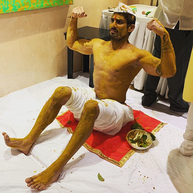 ३२ वर्षांच्या प्रतिकने आई स्मिता पाटीलच्या आठवणीत मराठी पद्धतीने लग्न केलं. हळदीपासून ते लग्नापर्यंत सर्व विधा मराठी पद्धतीने पार पाडल्या गेल्या. ३२ वर्षांच्या प्रतिकने आई स्मिता पाटीलच्या आठवणीत मराठी पद्धतीने लग्न केलं. हळदीपासून ते लग्नापर्यंत सर्व विधा मराठी पद्धतीने पार पाडल्या गेल्या.