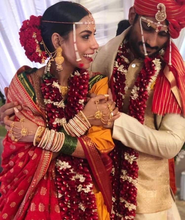 सर्व विधींवेळी प्रतीकनेही लाल रंगाचं उपरणं गळ्यात घातलं होतं. इतर कुटुंबीयही मराठमोळ्या पद्धतीने नटले होते. सर्व विधींवेळी प्रतीकनेही लाल रंगाचं उपरणं गळ्यात घातलं होतं. इतर कुटुंबीयही मराठमोळ्या पद्धतीने नटले होते.