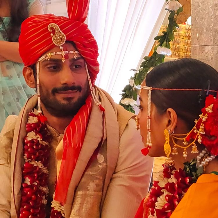 मीडिया रिपोर्टनुसार लग्नानंतर दोघंही मुंबईत मोठं रिसेप्शन ठेवणार आहेत. यावेळी बॉलिवूडपासून राजकारणापर्यंत अनेक व्यक्ती नवीन जोडप्याला आशीर्वाद देण्यासाठी येतील. मीडिया रिपोर्टनुसार लग्नानंतर दोघंही मुंबईत मोठं रिसेप्शन ठेवणार आहेत. यावेळी बॉलिवूडपासून राजकारणापर्यंत अनेक व्यक्ती नवीन जोडप्याला आशीर्वाद देण्यासाठी येतील.