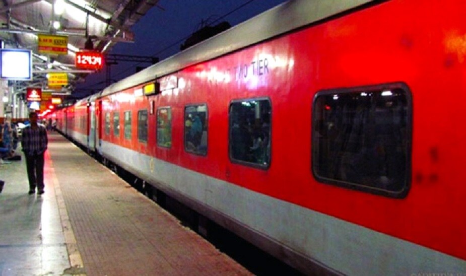 तिकीट बुक करण्यासाठी IRCTC च्या वेबसाइटवर लॉगइन करुन तुमची सर्व माहिती भरावी. यानंतर Book Now वर क्लिक करा. नंतर एक दुसरी विंडो ओपन होईल यामध्ये प्रवास करणाऱ्यांची आणि ज्या ठिकाणी जात आहात त्याची माहिती भरून Next वर क्लिक करावं. त्यानंतर तुम्हाला पेमेंटसाठी पर्याय विचारला जाईल. दिलेल्या पर्यायांपैकी ePayLater हा पर्याय निवडावा. तिकीट बुक करण्यासाठी IRCTC च्या वेबसाइटवर लॉगइन करुन तुमची सर्व माहिती भरावी. यानंतर Book Now वर क्लिक करा. नंतर एक दुसरी विंडो ओपन होईल यामध्ये प्रवास करणाऱ्यांची आणि ज्या ठिकाणी जात आहात त्याची माहिती भरून Next वर क्लिक करावं. त्यानंतर तुम्हाला पेमेंटसाठी पर्याय विचारला जाईल. दिलेल्या पर्यायांपैकी ePayLater हा पर्याय निवडावा.