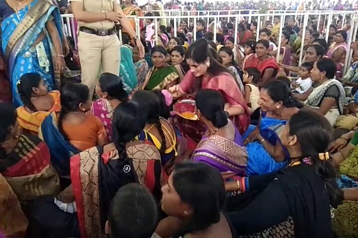 तसंच युवा स्वाभिमान पक्षाकडून मकर संक्रांत निमित्ताने महिला मेळावा आणि हळदी कुंकुवाचा कार्यक्रम आयोजित केला होता. तसंच युवा स्वाभिमान पक्षाकडून मकर संक्रांत निमित्ताने महिला मेळावा आणि हळदी कुंकुवाचा कार्यक्रम आयोजित केला होता.