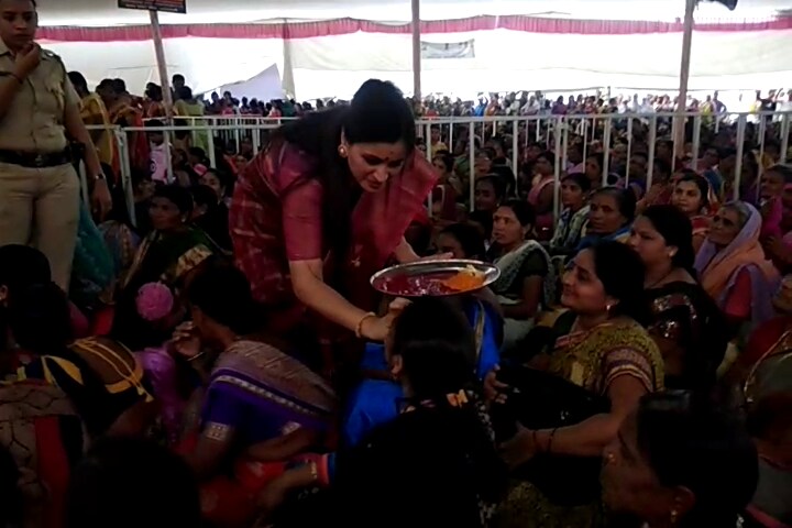 या मेळाव्यात नवनीत राणा यांनी, 'आपली लढाई ही महिलांच्या स्वाभिमानाची आहे. दिल्लीच्या लोकसभेत मी, नव्हे तर या गोरगरीब महिला पोहोचणार', असल्याचं सांगितलं. या मेळाव्यात नवनीत राणा यांनी, 'आपली लढाई ही महिलांच्या स्वाभिमानाची आहे. दिल्लीच्या लोकसभेत मी, नव्हे तर या गोरगरीब महिला पोहोचणार', असल्याचं सांगितलं.