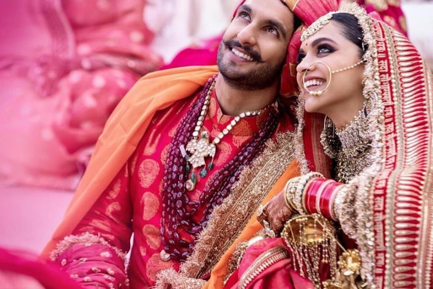 बाॅलिवूडचं बेस्ट कपल रणवीर सिंग आणि दीपिका यांचं लग्न झालं. कोकणी आणि सिंधी पद्धतीनं दोनदा झालं. पुन्हा त्यांनी 3 रिसेप्शन्स दिली. बाॅलिवूडचं बेस्ट कपल रणवीर सिंग आणि दीपिका यांचं लग्न झालं. कोकणी आणि सिंधी पद्धतीनं दोनदा झालं. पुन्हा त्यांनी 3 रिसेप्शन्स दिली.