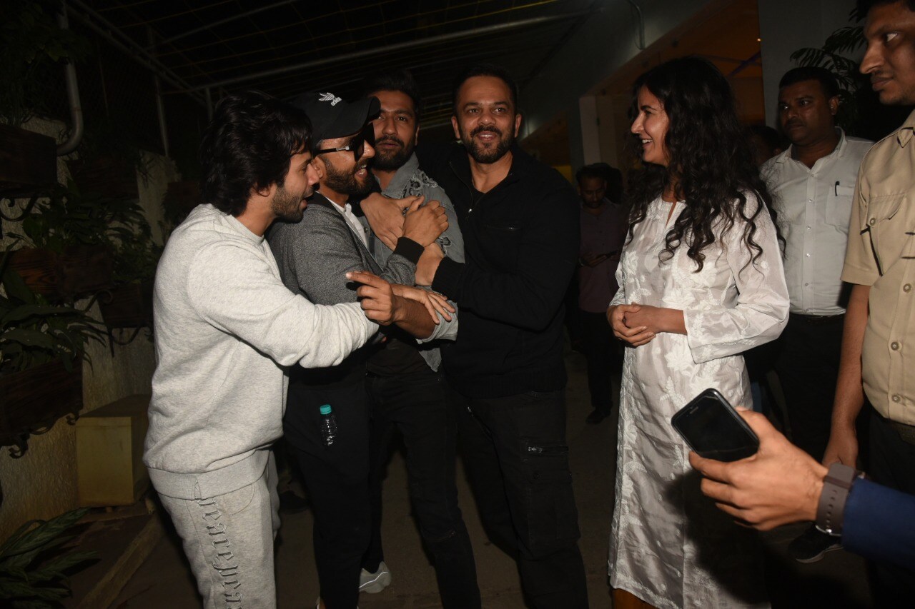 रणवीर सिंग, वरुण धवन, विकी कौशल आणि रोहित शेट्टी यांनी नुकतीच पंतप्रधान नरेंद्र मोदी यांची भेट घेतली. रणवीर सिंग, वरुण धवन, विकी कौशल आणि रोहित शेट्टी यांनी नुकतीच पंतप्रधान नरेंद्र मोदी यांची भेट घेतली.