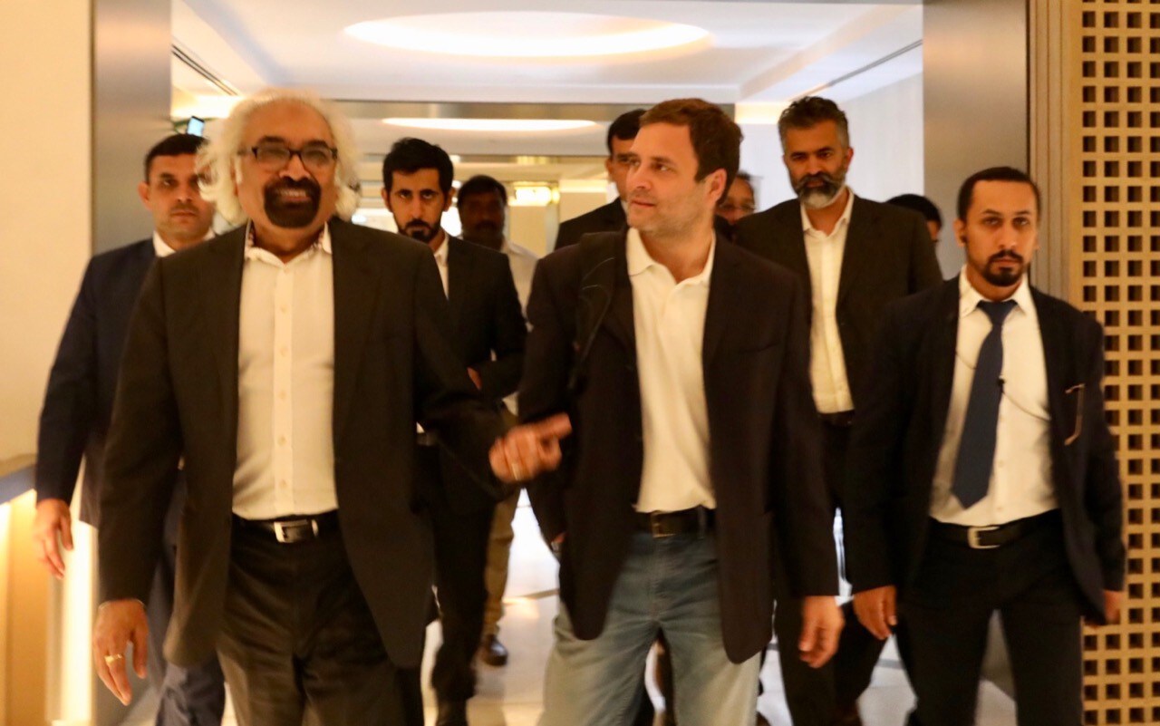 काँग्रेस अध्यक्ष राहुल गांधी हे संयुक्त अरब अमीरात(यूएई) साठी 2 दिवसांच्या दुबई दौऱ्यावर गेले आहेत. दुबईच्या एअरपोर्टवर त्यांचं जंगी स्वागत करण्यात आलं. त्यांच्या या दौऱ्यामुळे दुबईतील लोक खूप उत्साही असल्याचं पाहायला मिळालं. राहुल गांधी यांचा 2019 मधला हा पहिला आंतरराष्ट्रीय दौरा आहे. काँग्रेस अध्यक्ष राहुल गांधी हे संयुक्त अरब अमीरात(यूएई) साठी 2 दिवसांच्या दुबई दौऱ्यावर गेले आहेत. दुबईच्या एअरपोर्टवर त्यांचं जंगी स्वागत करण्यात आलं. त्यांच्या या दौऱ्यामुळे दुबईतील लोक खूप उत्साही असल्याचं पाहायला मिळालं. राहुल गांधी यांचा 2019 मधला हा पहिला आंतरराष्ट्रीय दौरा आहे.