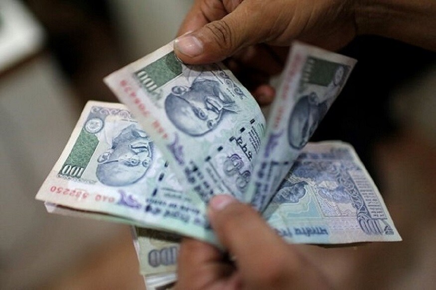 पीएफ आणि पेंशन असणाऱ्यांचे हजारो कोटी रुपये बुडण्याचा धोका सध्या आहे. IL&FS संकटामुळे प्रॉविडंट आणि पेंशन फंड्सना याचं नुकसान उचलावं लागू शकतं. पीएफ आणि पेंशन असणाऱ्यांचे हजारो कोटी रुपये बुडण्याचा धोका सध्या आहे. IL&FS संकटामुळे प्रॉविडंट आणि पेंशन फंड्सना याचं नुकसान उचलावं लागू शकतं.