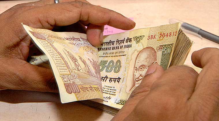 नोटबंदीच्या आधी नेपाळमधील नागरिक 25 हजारांपर्यंत मूल्य असलेल्या भारतीय चलनी नोटा आपल्याजवळ बाळगू शकत होते. तशी परवानगी रिझर्व्ह बँकनं दिली होती. नोटबंदीच्या आधी नेपाळमधील नागरिक 25 हजारांपर्यंत मूल्य असलेल्या भारतीय चलनी नोटा आपल्याजवळ बाळगू शकत होते. तशी परवानगी रिझर्व्ह बँकनं दिली होती.