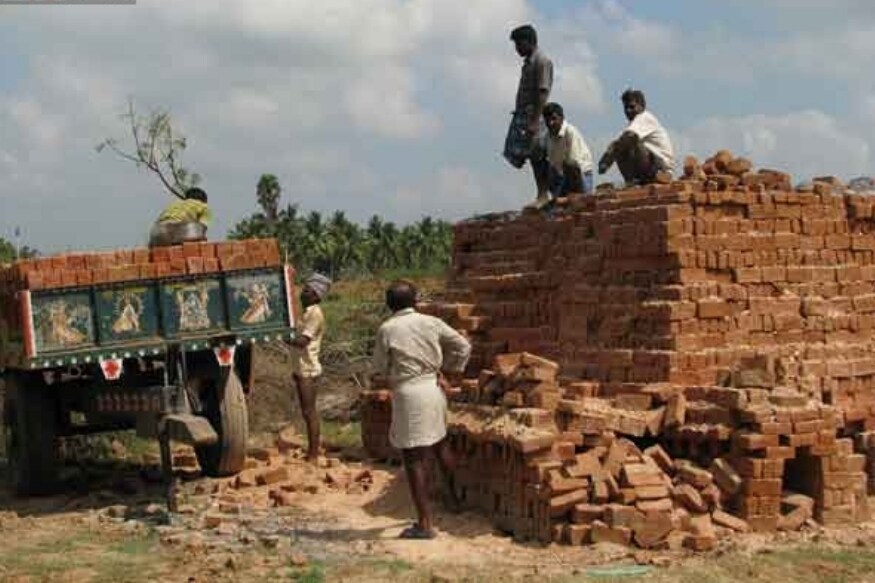 2018 मध्ये नोकरी गमावलेल्या 1.09 कोटी लोकांपैकी 91.4 लाख लोक ग्रामीण भागातील आहेत. 2017 च्या तुलनेत 2018 मध्ये ग्रामीण भागात बेरोजबार होणाऱ्यांच्या संख्येत वाढ झाली आहे. आकडे पाहिल्यास ग्रामीण भागात 83 टक्के लोकांनी आपली नोकरी गमावली. 2018 मध्ये नोकरी गमावलेल्या 1.09 कोटी लोकांपैकी 91.4 लाख लोक ग्रामीण भागातील आहेत. 2017 च्या तुलनेत 2018 मध्ये ग्रामीण भागात बेरोजबार होणाऱ्यांच्या संख्येत वाढ झाली आहे. आकडे पाहिल्यास ग्रामीण भागात 83 टक्के लोकांनी आपली नोकरी गमावली.